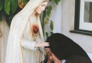 На фото статуя Фатимской Богоматери и сестра Лусия Сантуш