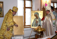 На фото молитва православных и католиков перед Фатимской иконой Божьей Матери