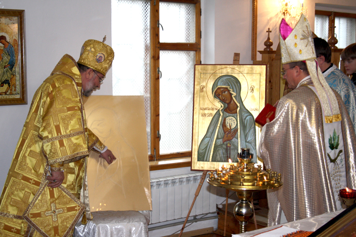 На фото молитва православных и католиков перед Фатимской иконой Божьей Матери